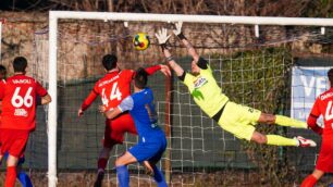 Una bella parata di Tozzo (foto Alessio Morgese e Luca Rossini-pagina Facebook Seregno calcio). Anche con il Sudtirol era riuscito a intercettare il rigore ma sulla ribattuta è stato trafitto