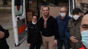 AIUTI CONSEGNA ALBIATE vice sindaco albiate Gabriel usai e assessore Simonetta Vergani con volontari consegnano beni donati dagli Albiatesi