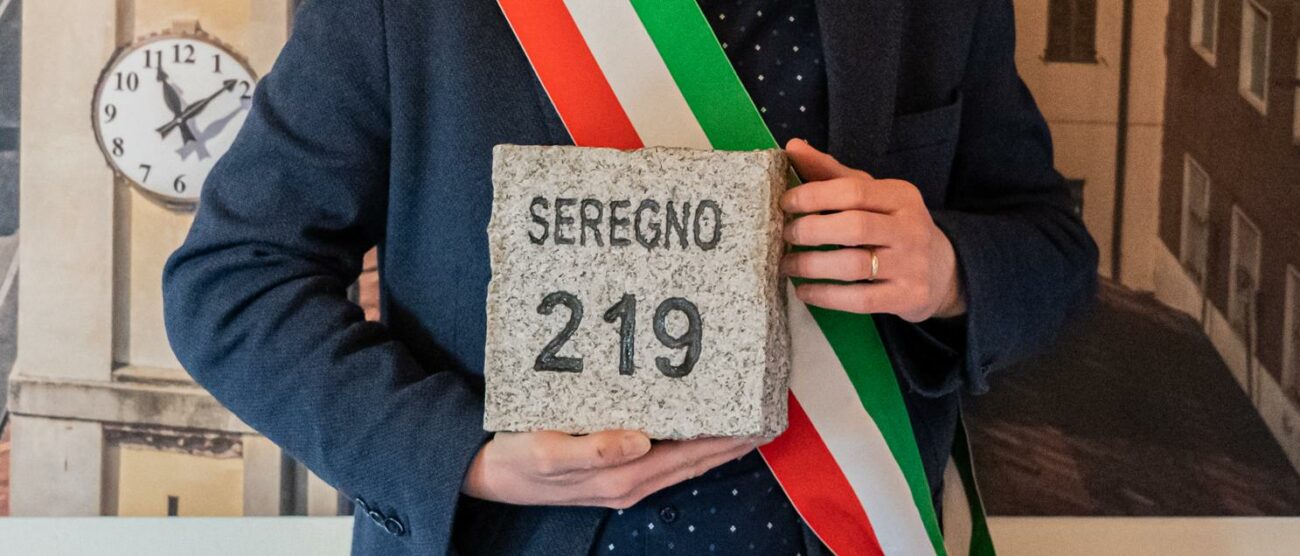 Il sindaco di Seregno, Alberto Rossi, mostra la pietra con inciso il numero dei caduti durante la "grande guerra" per il monumento di Biella