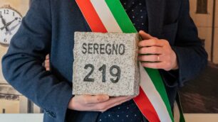 Il sindaco di Seregno, Alberto Rossi, mostra la pietra con inciso il numero dei caduti durante la "grande guerra" per il monumento di Biella