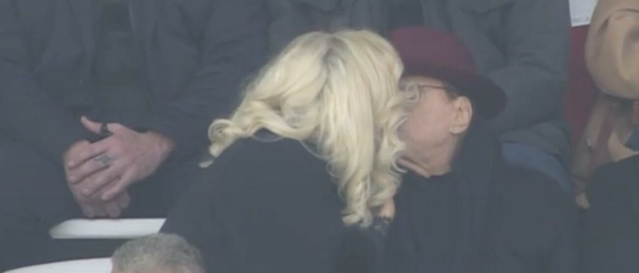 Il bacio allo stadio tra Silvio Berlusconi e Marta Fascina