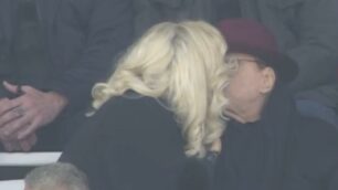 Il bacio allo stadio tra Silvio Berlusconi e Marta Fascina