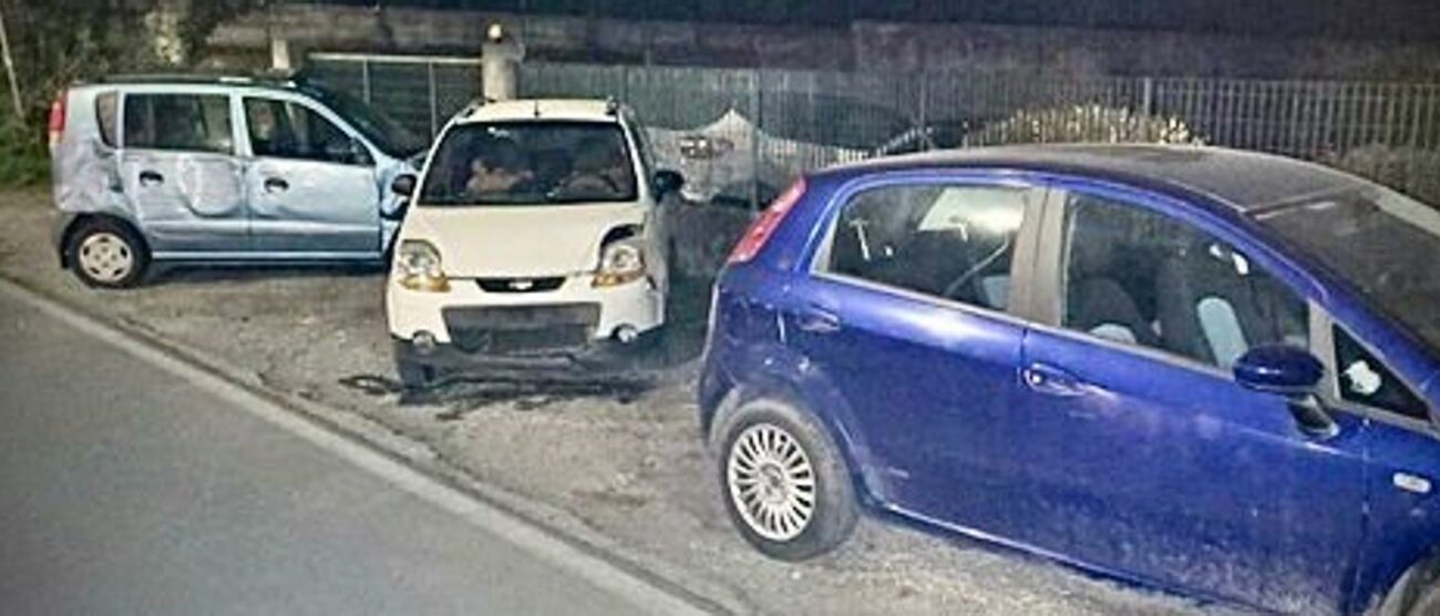 Le macchine coinvolte nell’incidente: due erano parcheggiate sul lato della strada