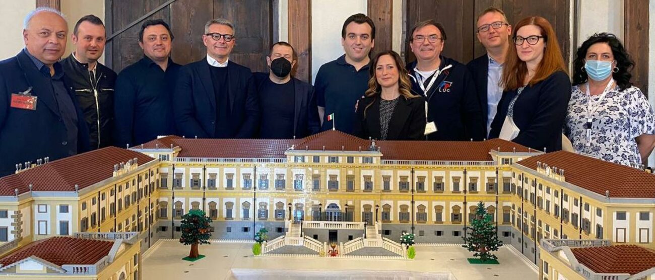 I volontari davanti alla ricostruzione della Villa reale di Monza