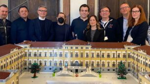 I volontari davanti alla ricostruzione della Villa reale di Monza