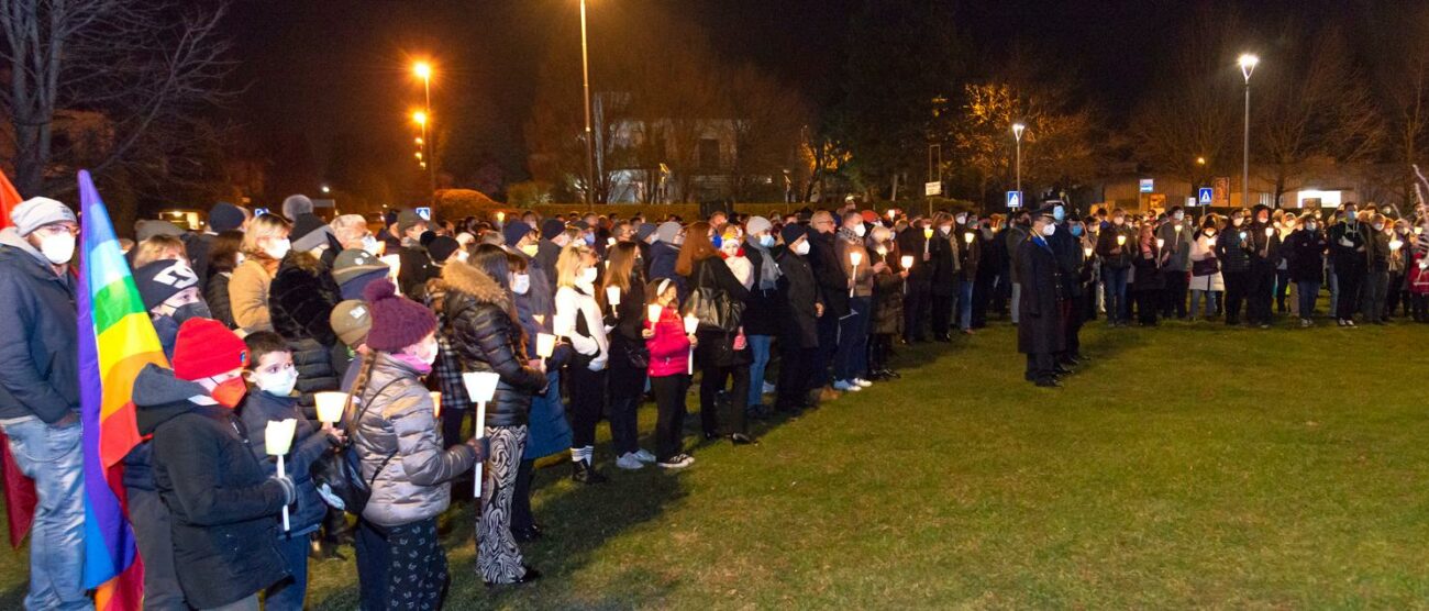 La folla alla fiaccolata di Giussano