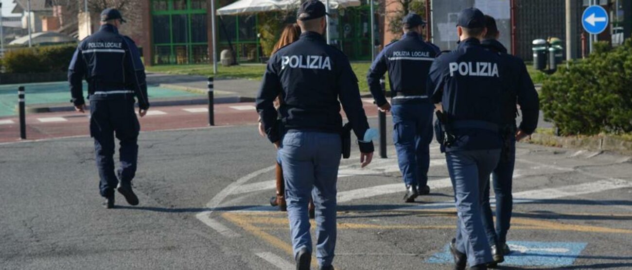 Gli agenti impegnati nel servizio (foto Questura)