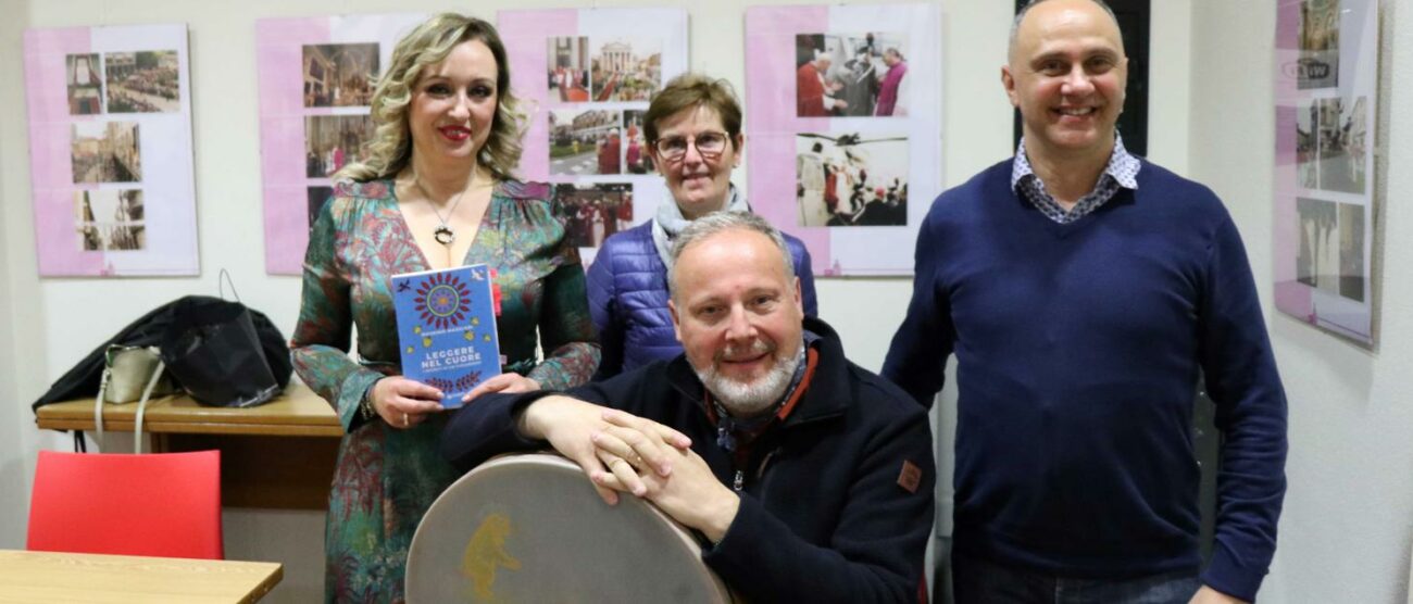 Eva Musci, Rosy Colombo, presidente del circolo san Giuseppe, lo scrittore Massimo Maggiori con il tamburo bodhran e Antonio Zappa
