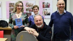 Eva Musci, Rosy Colombo, presidente del circolo san Giuseppe, lo scrittore Massimo Maggiori con il tamburo bodhran e Antonio Zappa