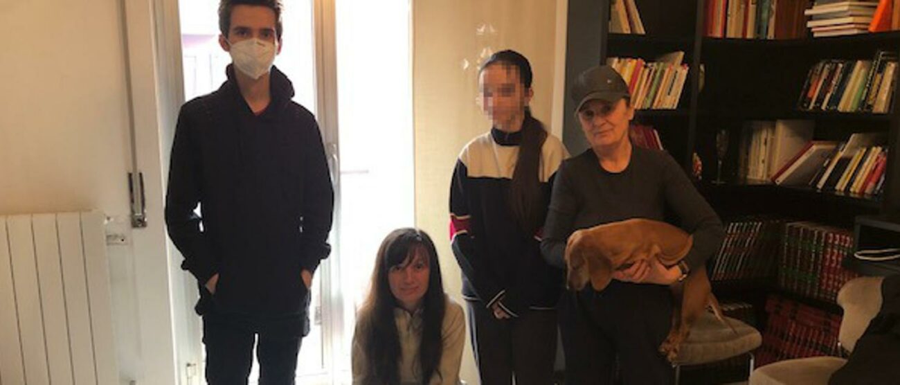 Vimercate famiglia ucraina: da sinistra Andry ,Yulia, Maria, Vira Semyriad e i cani Roger e Annabelle