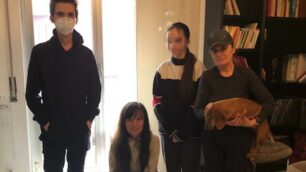 Vimercate famiglia ucraina: da sinistra Andry ,Yulia, Maria, Vira Semyriad e i cani Roger e Annabelle