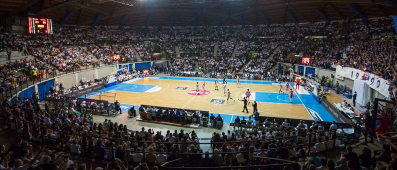 Una partita di basket al PalaBancoDesio