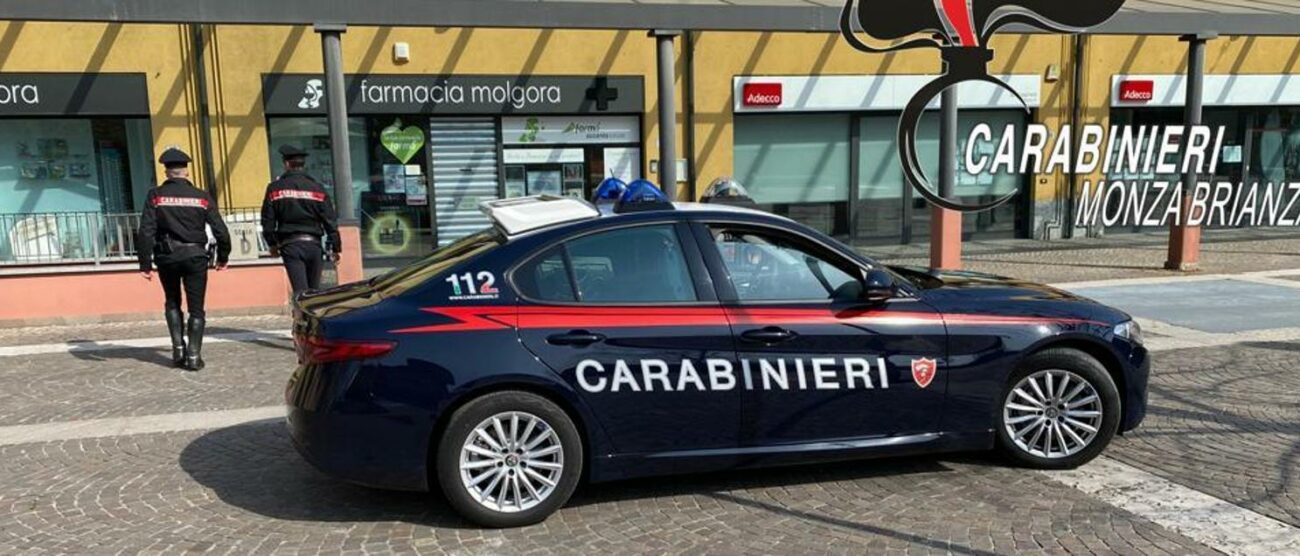 I carabinieri davanti alla farmacia di Desio