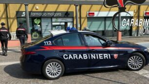 I carabinieri davanti alla farmacia di Desio