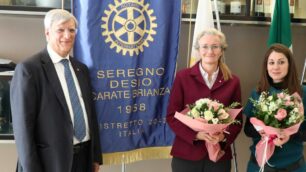 Dominique Corti , tra il presidente del Rotary Sedeca e la sua assistente Valentina Colini