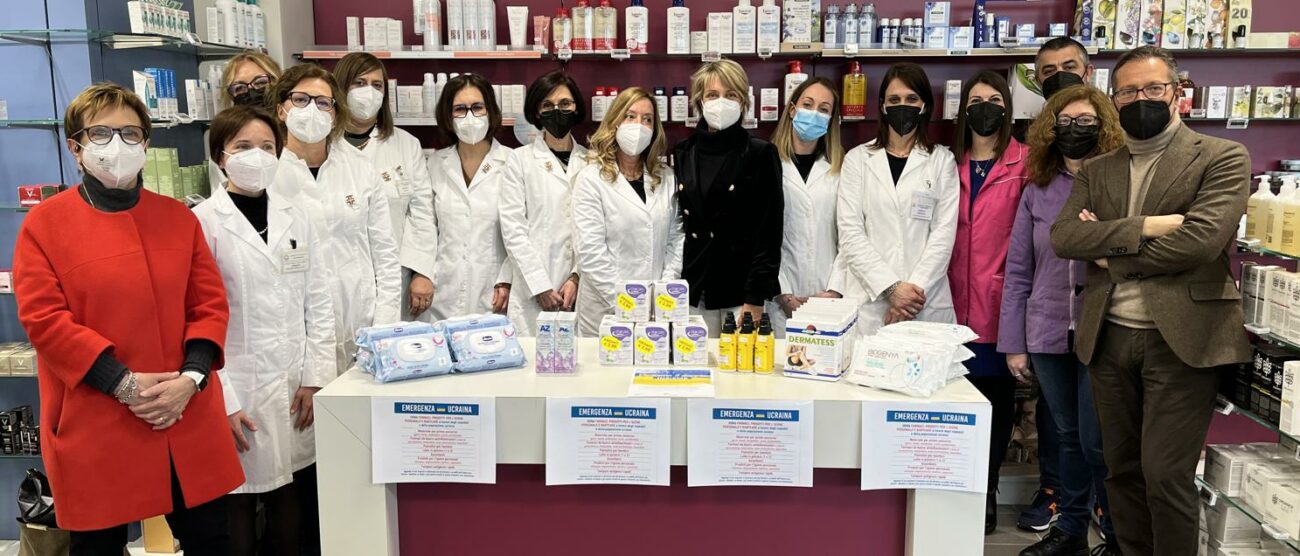 Le farmaciste di Aeb con la presidente Loredana Bracchitta, in uno dei punti raccolti