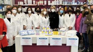 Le farmaciste di Aeb con la presidente Loredana Bracchitta, in uno dei punti raccolti