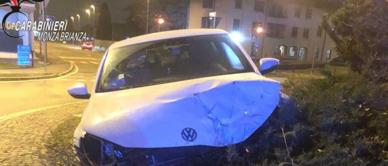 Incidente con l'auto nuova (foto Carabinieri)