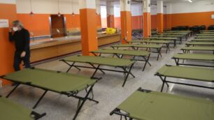 Dormitorio emergenza allestito nell ex mensa dell istituto Mose Bianchi