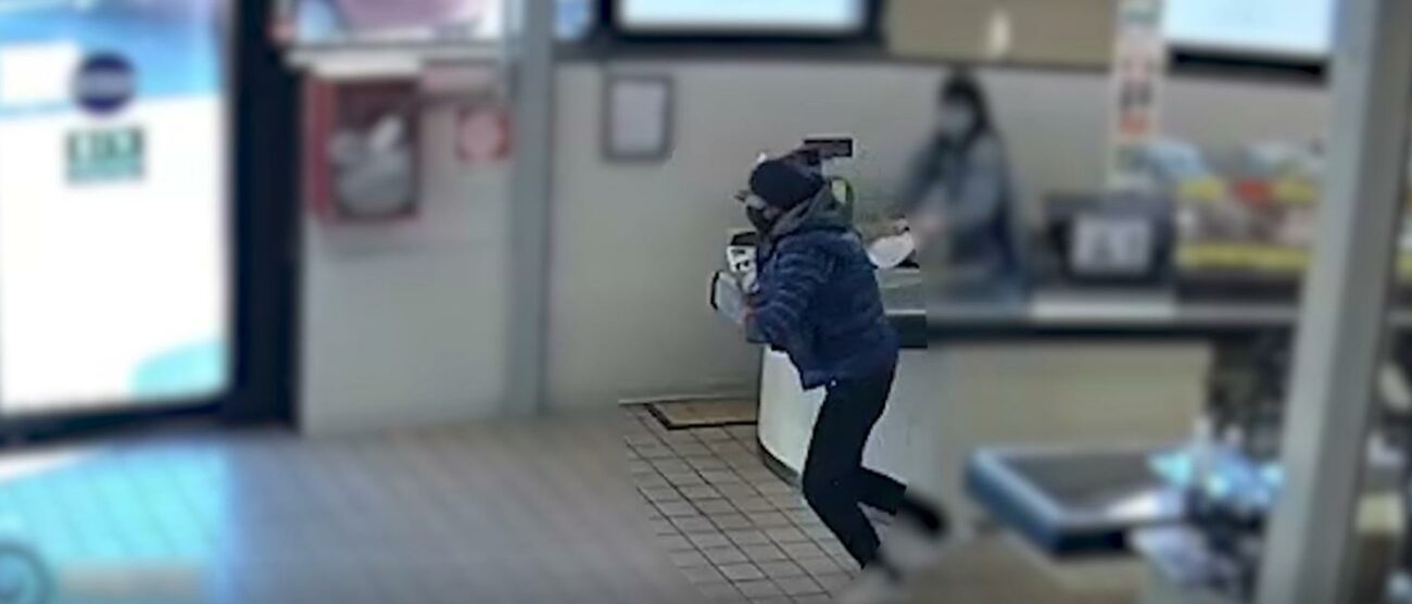 Il rapinatore in azione nel supermercato (foto Carabinieri)