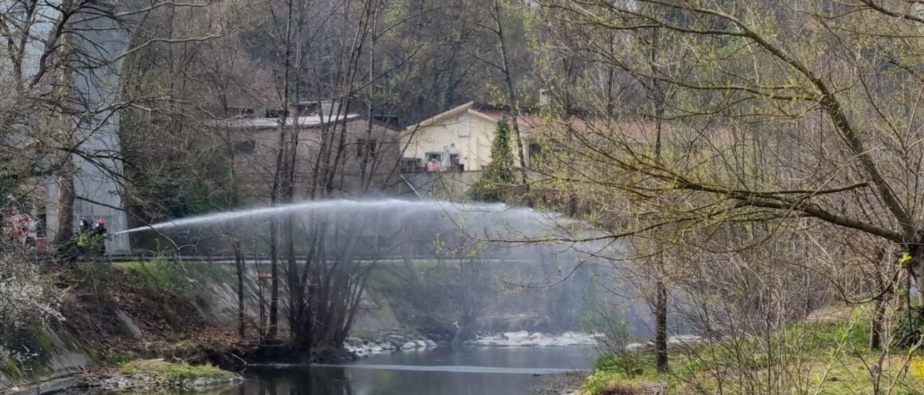 Carate Brianza incendio sterpaglie sotto ponte Realdino