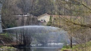 Carate Brianza incendio sterpaglie sotto ponte Realdino