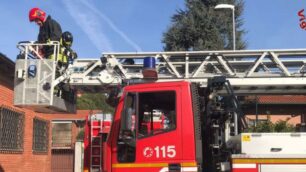 Incendio canna fumaria a Desio (foto Vigili del fuoco)