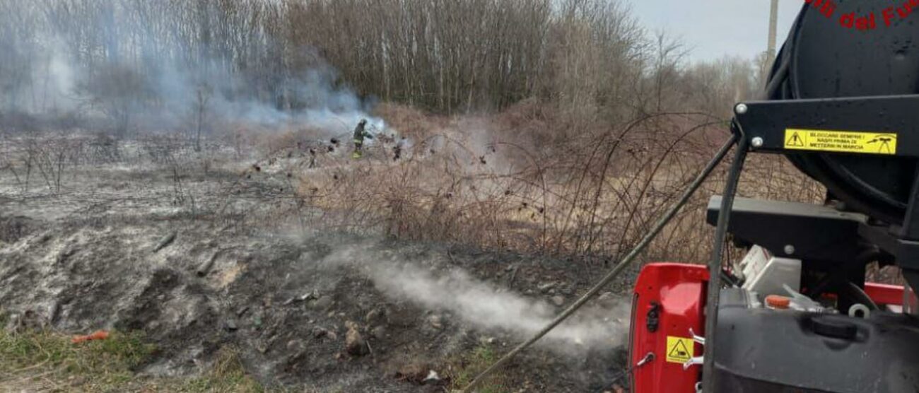 Incendio sterpaglie a Limbiate (foto Vigili del fuoco)