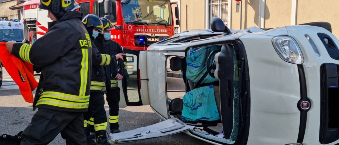 L’auto ribaltta a Lissone