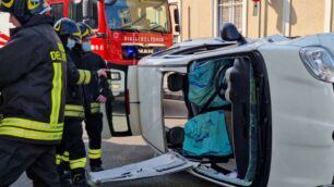 L’auto ribaltta a Lissone