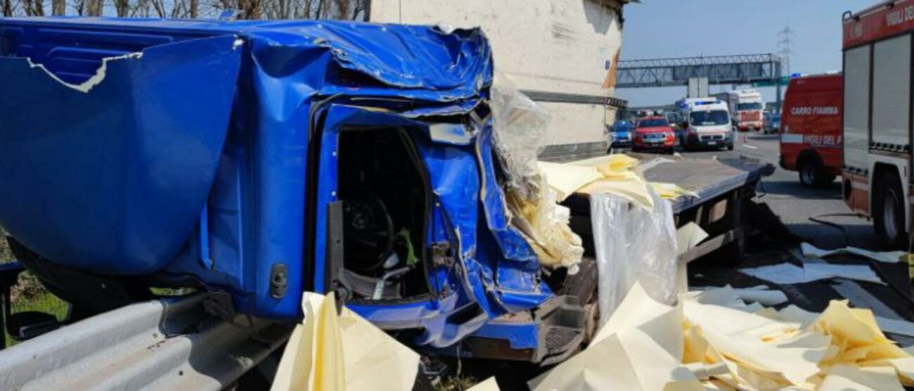 Incidente tra camion a Cavenago (foto VvFf)