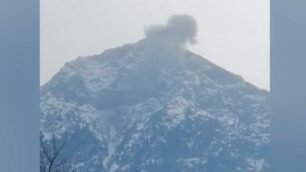 Il fumo dopo lo schianto del Jet sul Monte Legnone - immagine da video pubblicato da La Provincia di Lecco