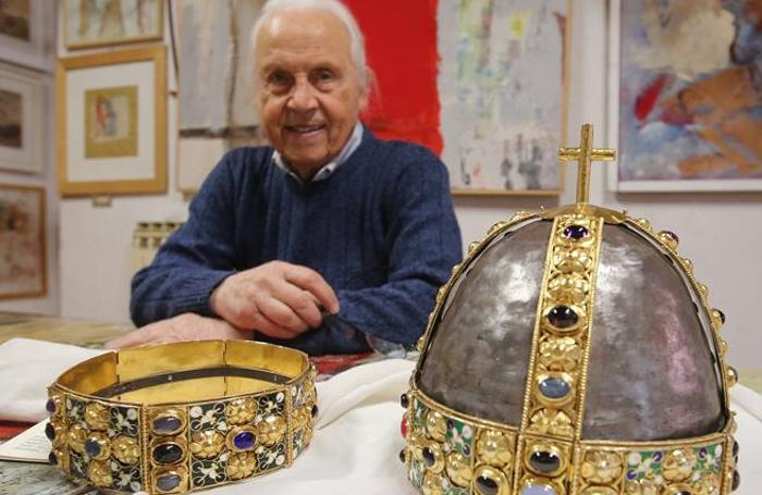 Bruno Freddi con la Corona ferrea e l’elmo di Costantino