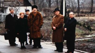 Una delegazione di brianzoli a Kiev nell'ottobre 1995 al centro il seregnese Franco Cajani alla sua destra Carlo Tremolada di Triuggio (foto Volonterio)