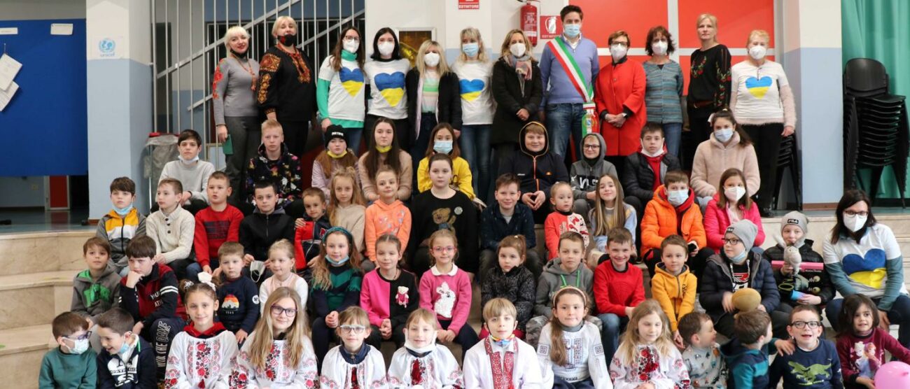 I bambini ucraini accolti alla scuola Rodari di via Pacini a Seregno (foto Volonterio)