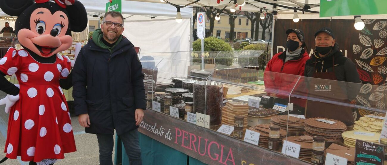 Festa del cioccolato in centro a Lissone, l’assessore Merlino tra le bancarelle