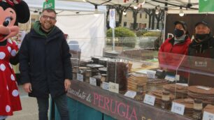 Festa del cioccolato in centro a Lissone, l’assessore Merlino tra le bancarelle