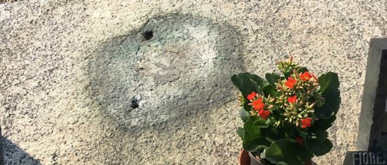 Una delle tombe dell’ultima incursione dei ladri al cimitero (Foto Gianni Radaelli)