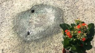 Una delle tombe dell’ultima incursione dei ladri al cimitero (Foto Gianni Radaelli)