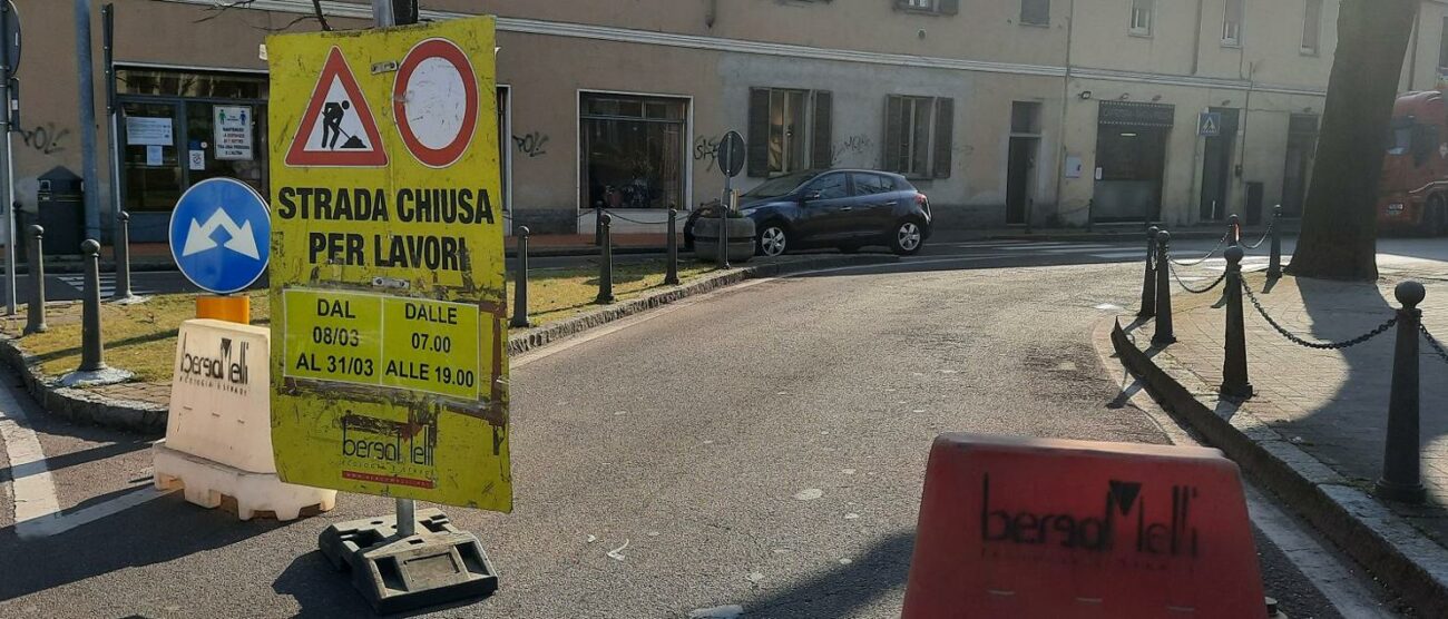 Strada chiusa in via Gramsci per rifacimento marciapiedi