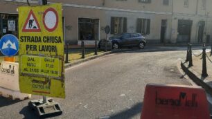 Strada chiusa in via Gramsci per rifacimento marciapiedi