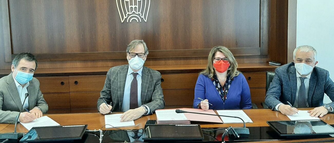 Da sinistra Mirco Scaccabarozzi, Segretario Generale Cisl Monza Brianza Lecco; Stefano Passerini, direttore Settore Lavoro, Welfare e Capitale umano di Assolombarda, Angela Mondellini, Segretaria Generale Cgil Monza Brianza; Aldo Messedaglia, direttore Area Sindacale di Assolombarda