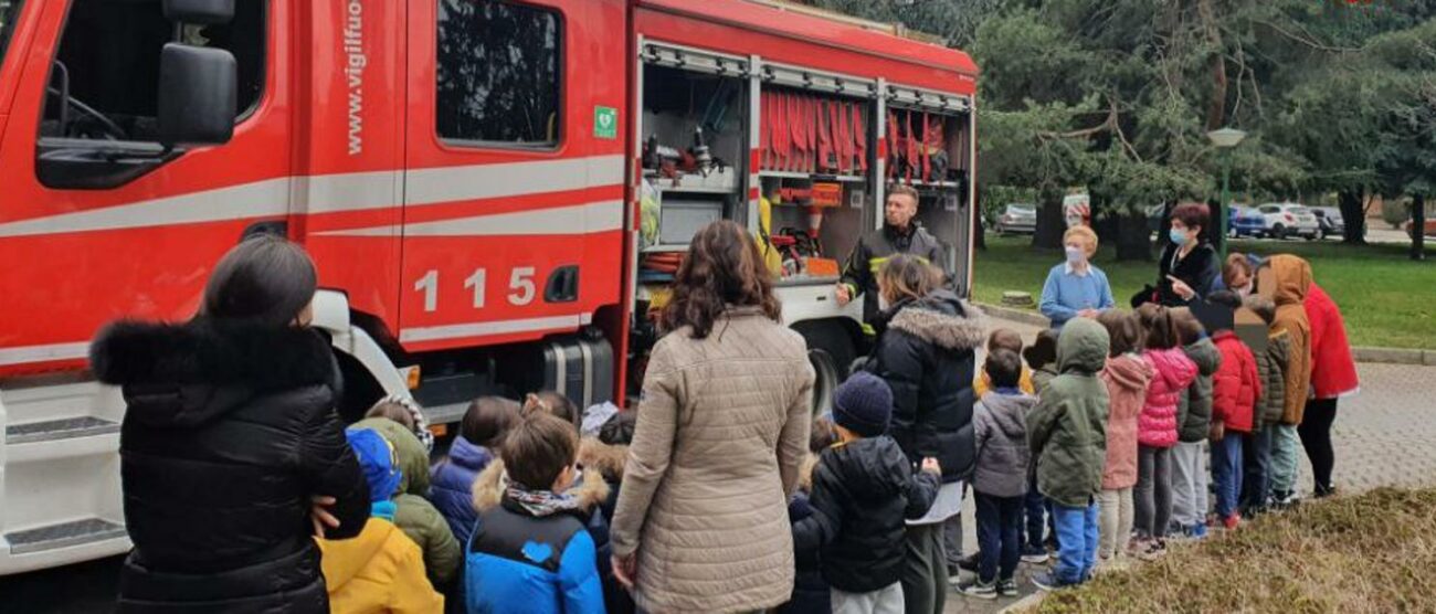 I vigili del fuoco in via Lario (foto Vigili del fuoco)