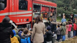 I vigili del fuoco in via Lario (foto Vigili del fuoco)