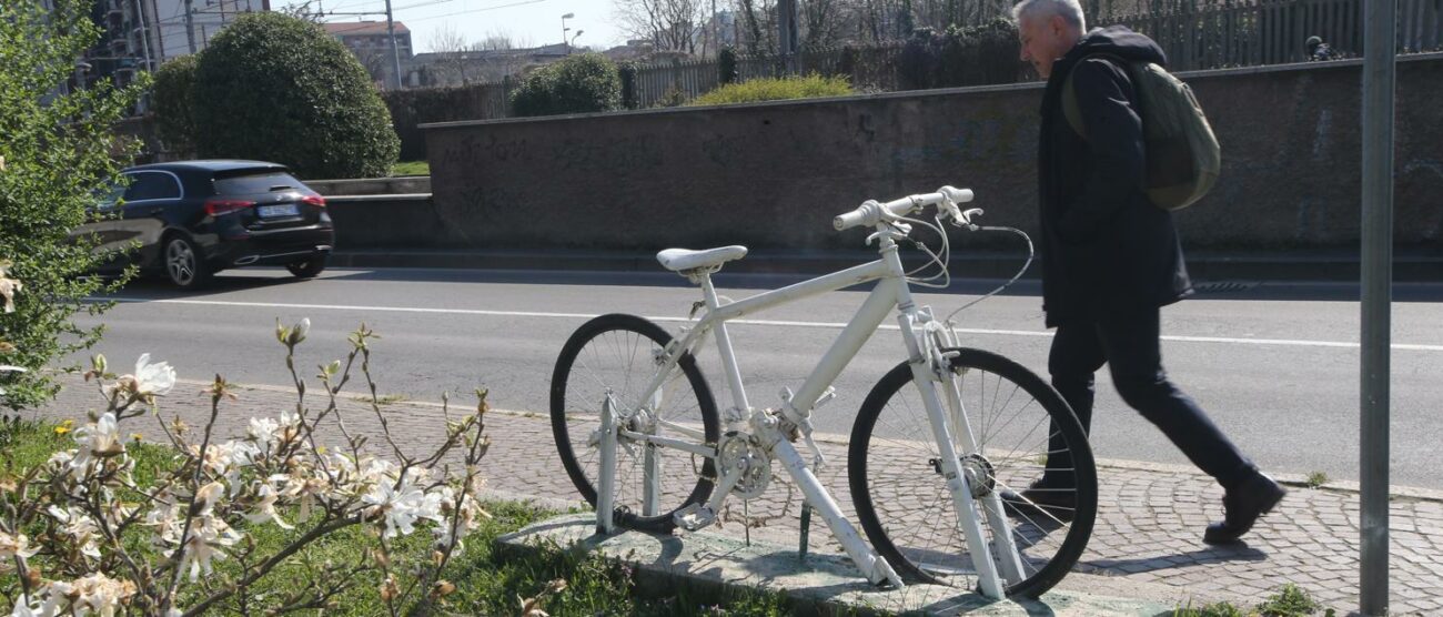 La ghost bike in ricordo di Matteo Trenti in via Azzone Visconti a Monza
