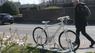 La ghost bike in ricordo di Matteo Trenti in via Azzone Visconti a Monza