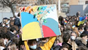 Monza: le foto degli studenti in piazza per la pace in Ucraina