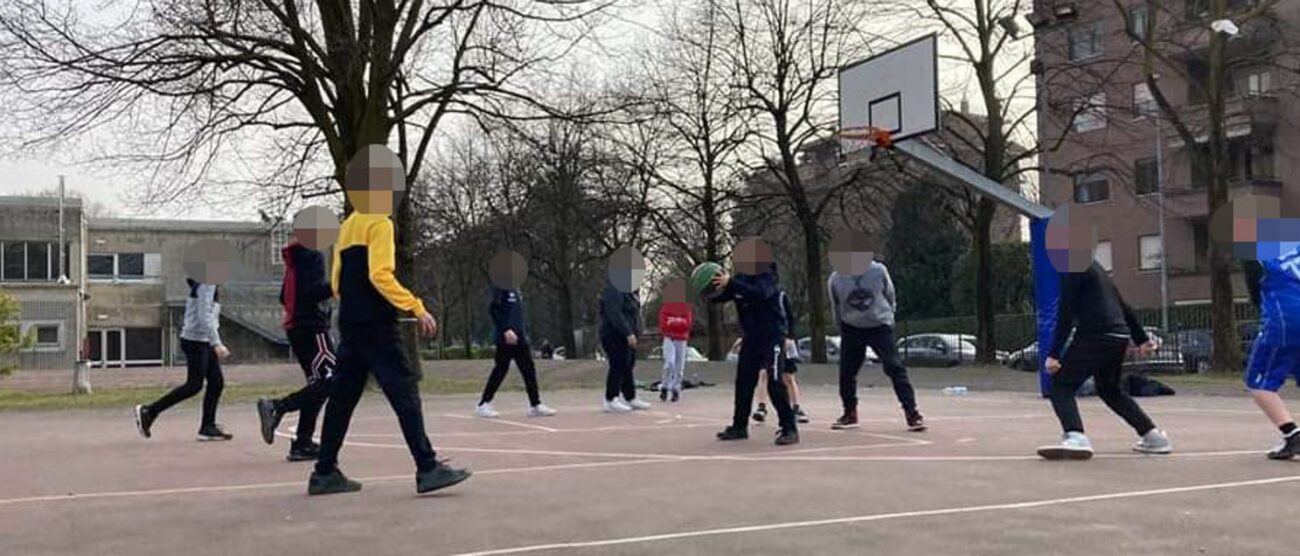Monza campo basket scuola Sabin via Tazzoli poco prima dell'arrivo della polizia locale