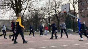 Monza campo basket scuola Sabin via Tazzoli poco prima dell'arrivo della polizia locale
