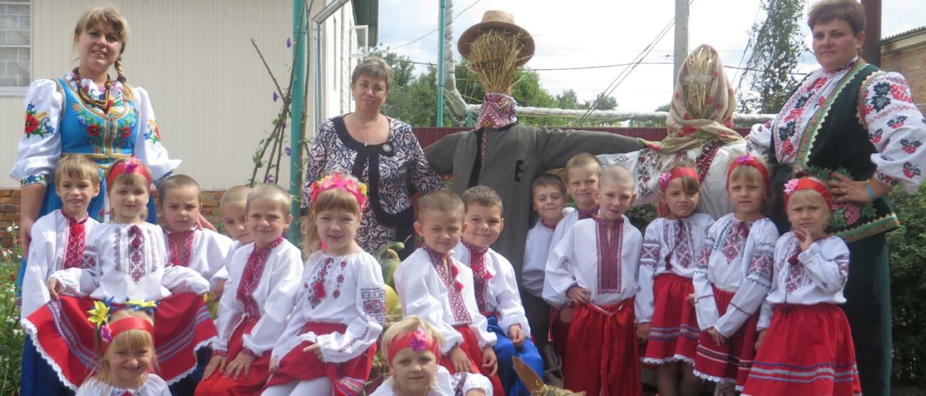 In una foto di qualche anno fa bambini con il tipico costume ucraino durante uno dei viaggi dei monzesi di Ti do una mano nella zona di Chernihiv